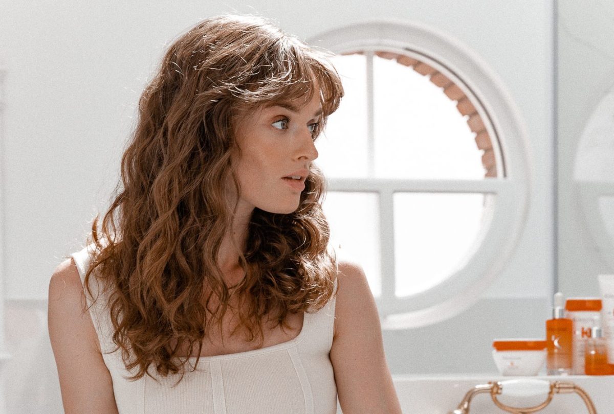 Frau mit Locken