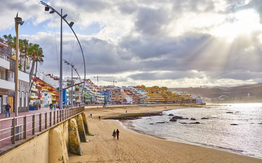 Playa de las Canteras auf Gran Canaria ist ideal für erste Laufversuche.