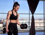 Frau Gym Hanteln Bizeps Training