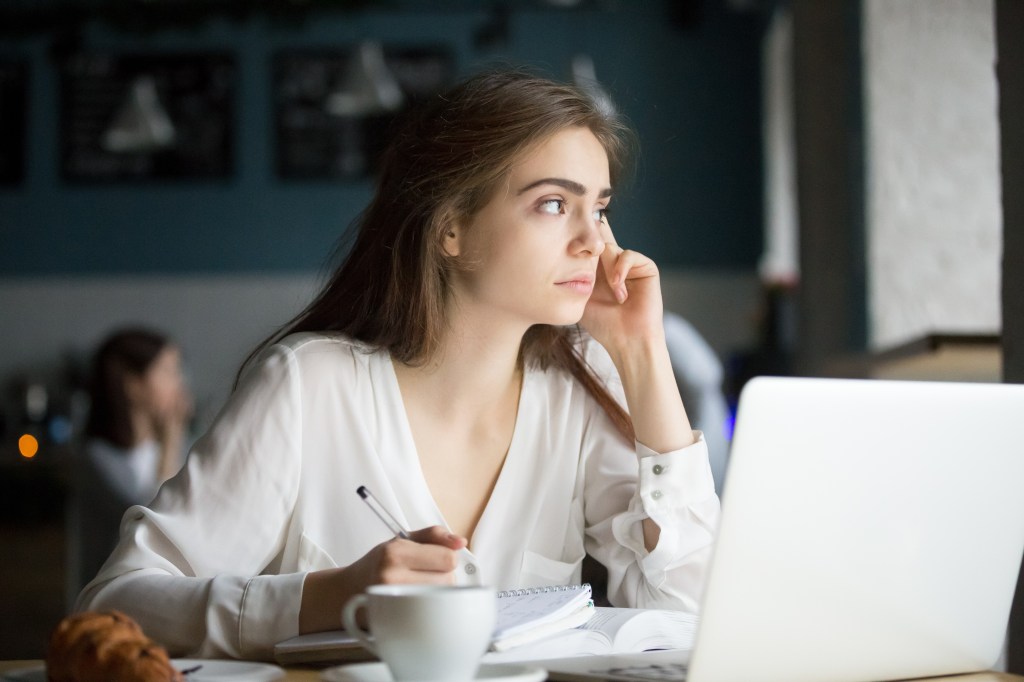 Frau vor dem Laptop