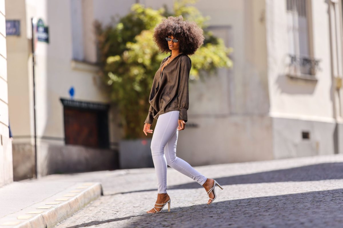 Frau mit Skinny Jeans