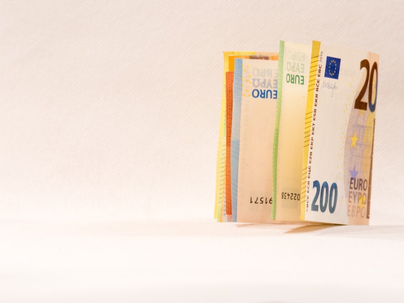 Euro-Geld-Banknoten auf hellem Hintergrund.