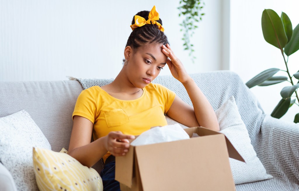 Frau verzweifelt vor Paket