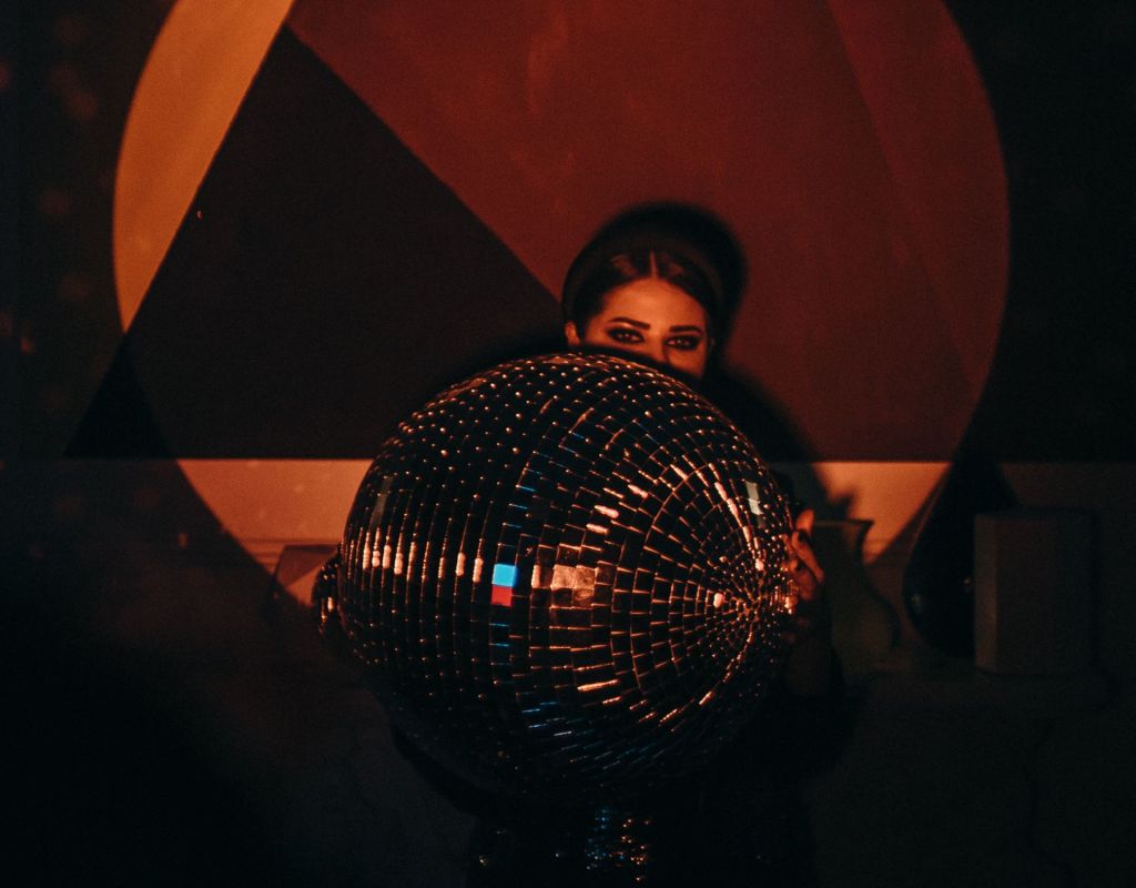 Frau mit Discokugel