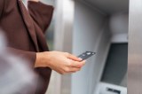 Frau Kerbe in Bankkarte