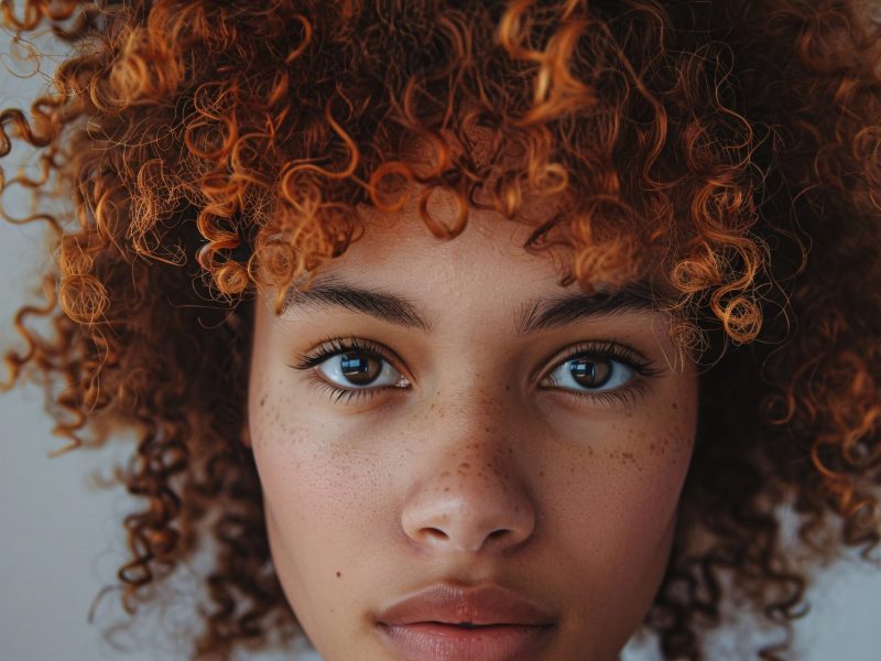 Frau mit Locken