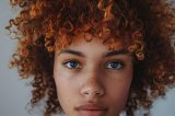 Frau mit Locken