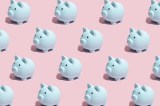 Sparschweinene auf rosa Hintergrund.