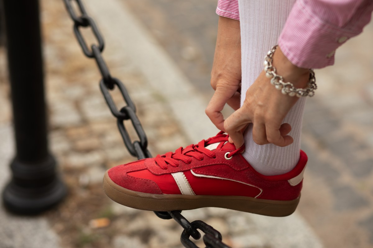 Frau zieht Schuh an