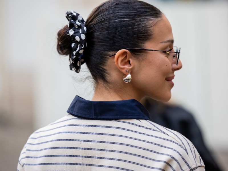 Frau trägt Scrunchie