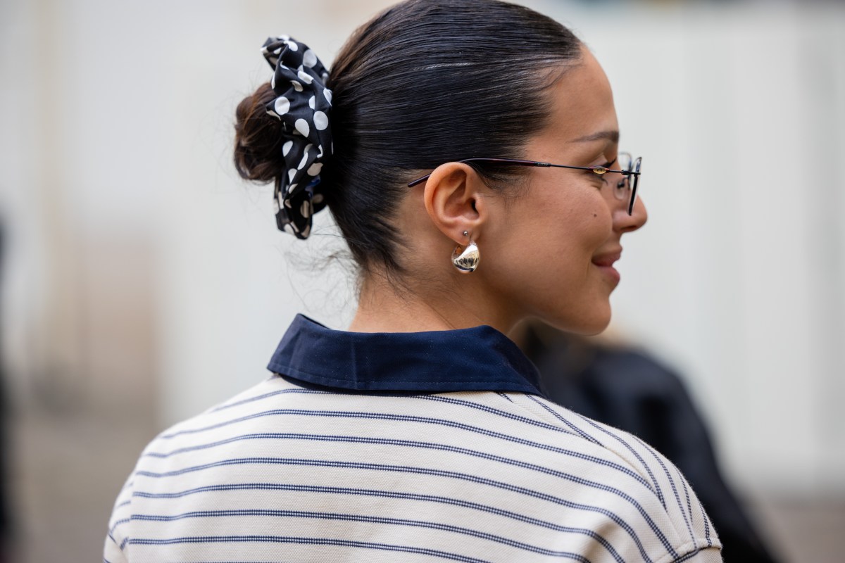Frau trägt Scrunchie
