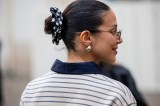 Frau trägt Scrunchie