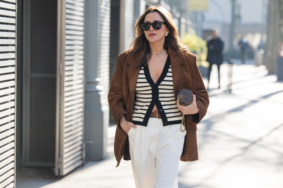 Frau trägt Cardigan