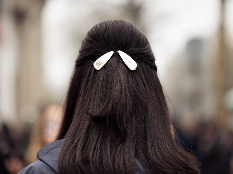 Frau trägt Haarspange