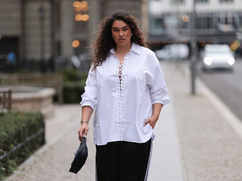 Frau mit Bluse