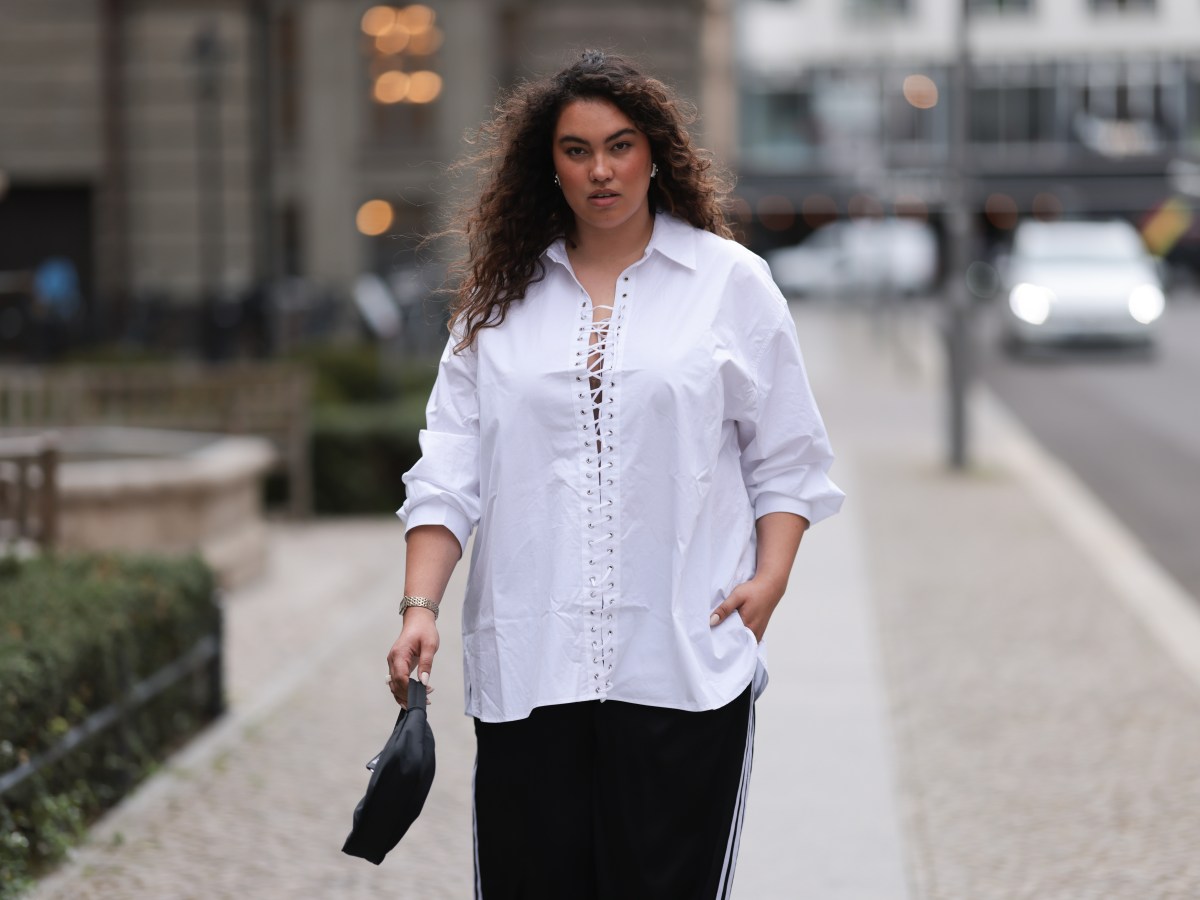 Diese luftige Bluse zur weißen Hose bringt Griechenland-Vibes in deinen Frühlingslook