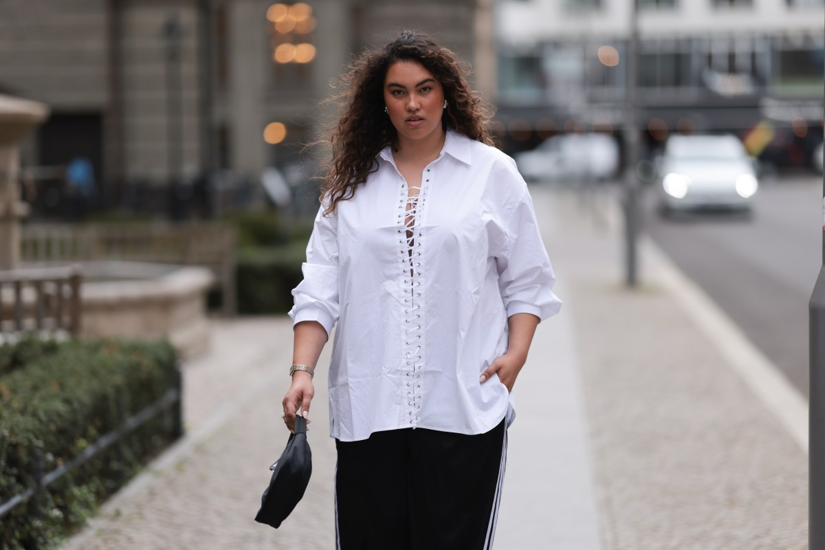 Frau mit Bluse