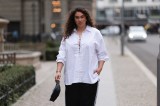 Frau mit Bluse