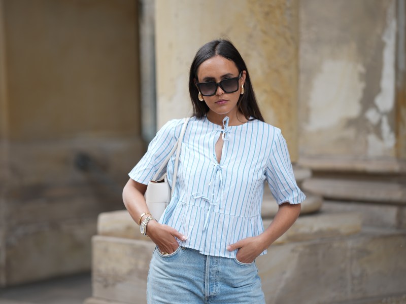 Frau in Bluse