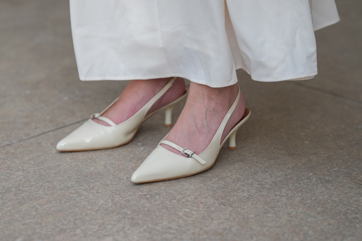 Frau trägt Slingbacks