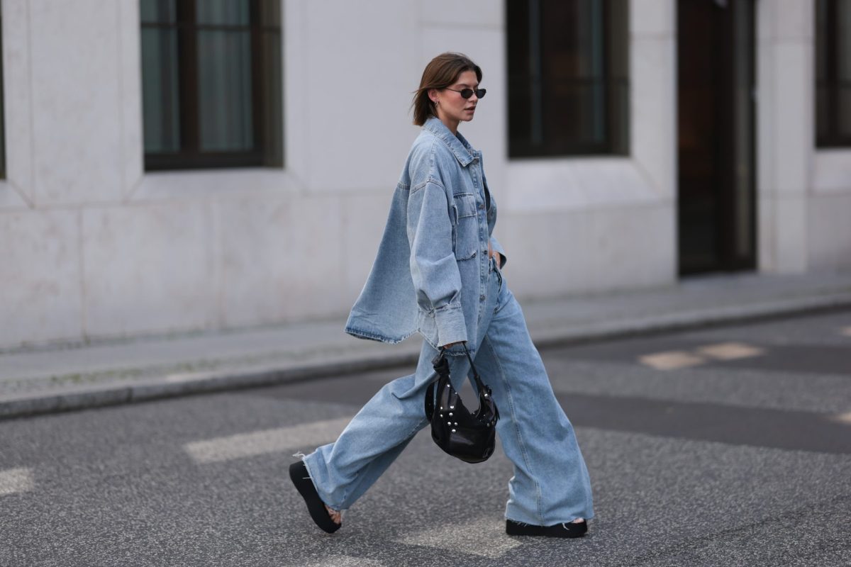 Frau mit Jeanshose und Jeanshemd