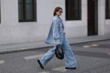 Frau mit Jeanshose und Jeanshemd