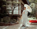 Frau im japanischen Garten