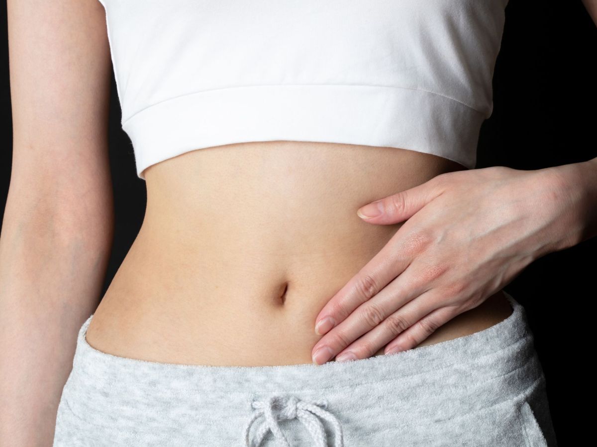 Frau flacher Bauch