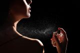 Frau trägt Parfum auf