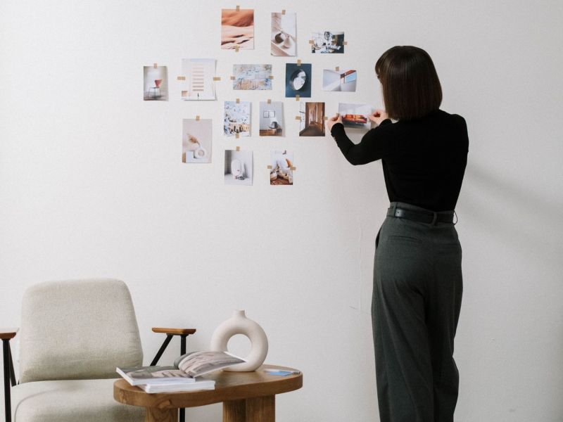 Frau mit Visionboard