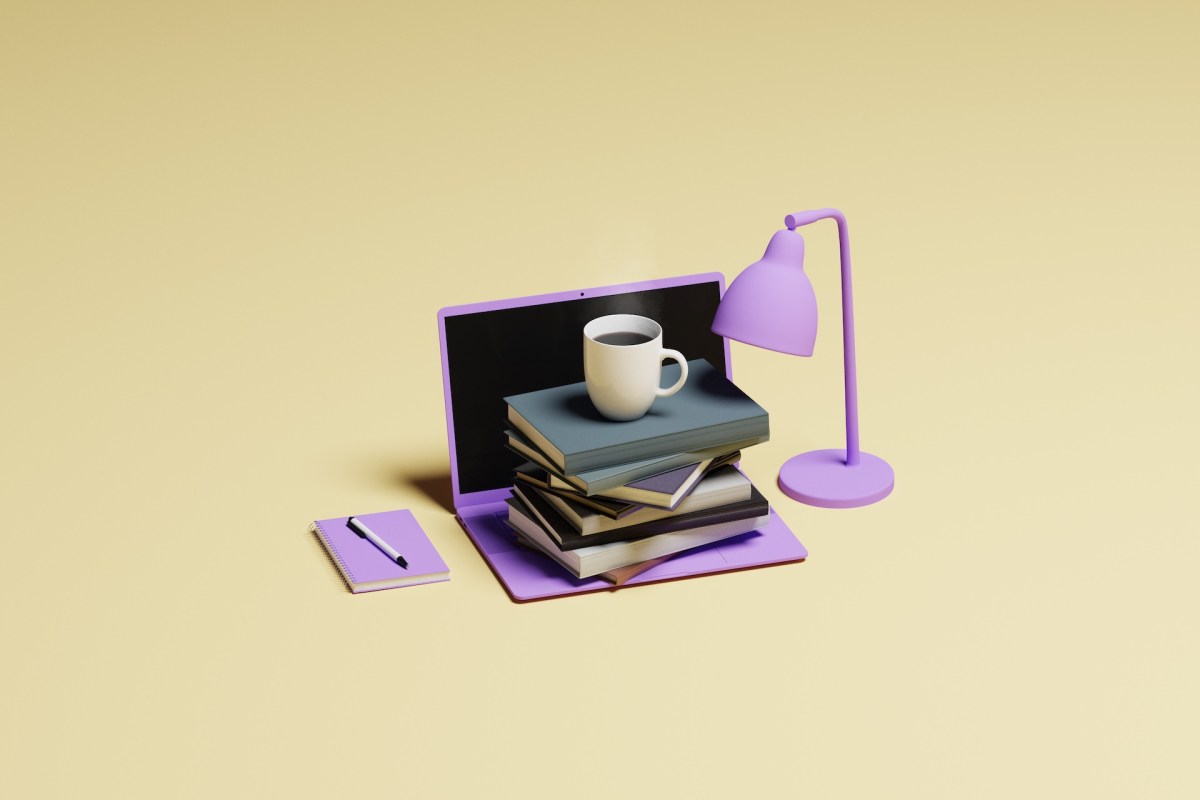 Konzeptionelles Bild eines pastellvioletten Laptops, eines Notizbuchs und einer Schreibtischlampe mit einem Stapel einfacher Bücher und einer Kaffeetasse darauf.