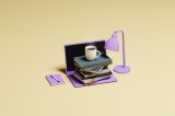 Konzeptionelles Bild eines pastellvioletten Laptops, eines Notizbuchs und einer Schreibtischlampe mit einem Stapel einfacher Bücher und einer Kaffeetasse darauf.