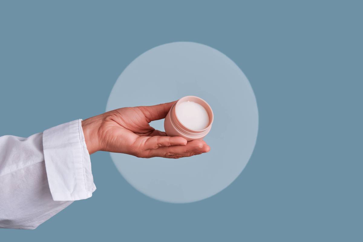 Frau hält Creme in der Hand