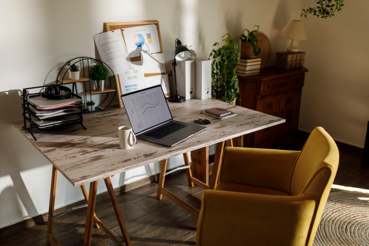 Ansicht eines organisierten und aufgeräumten Arbeitsplatz im Homeoffice.
