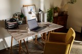 Ansicht eines organisierten und aufgeräumten Arbeitsplatz im Homeoffice.