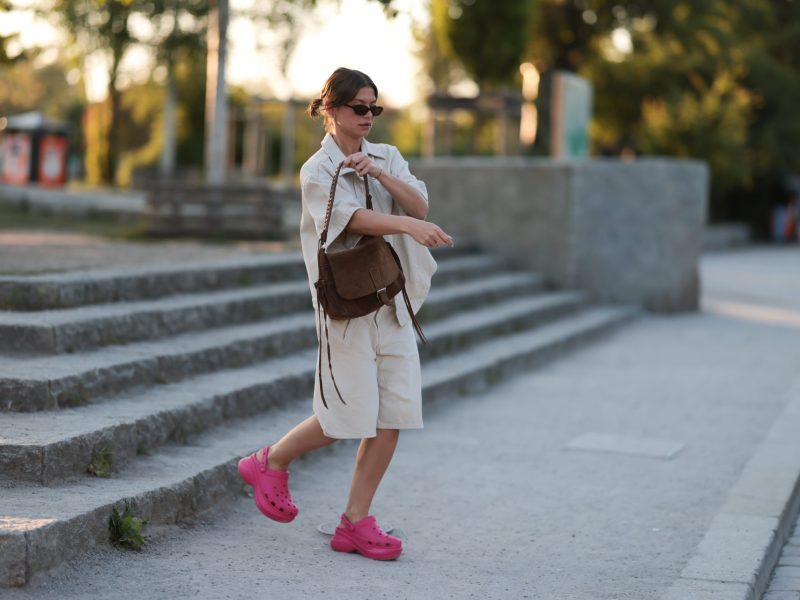 Frau mit Bermudashorts