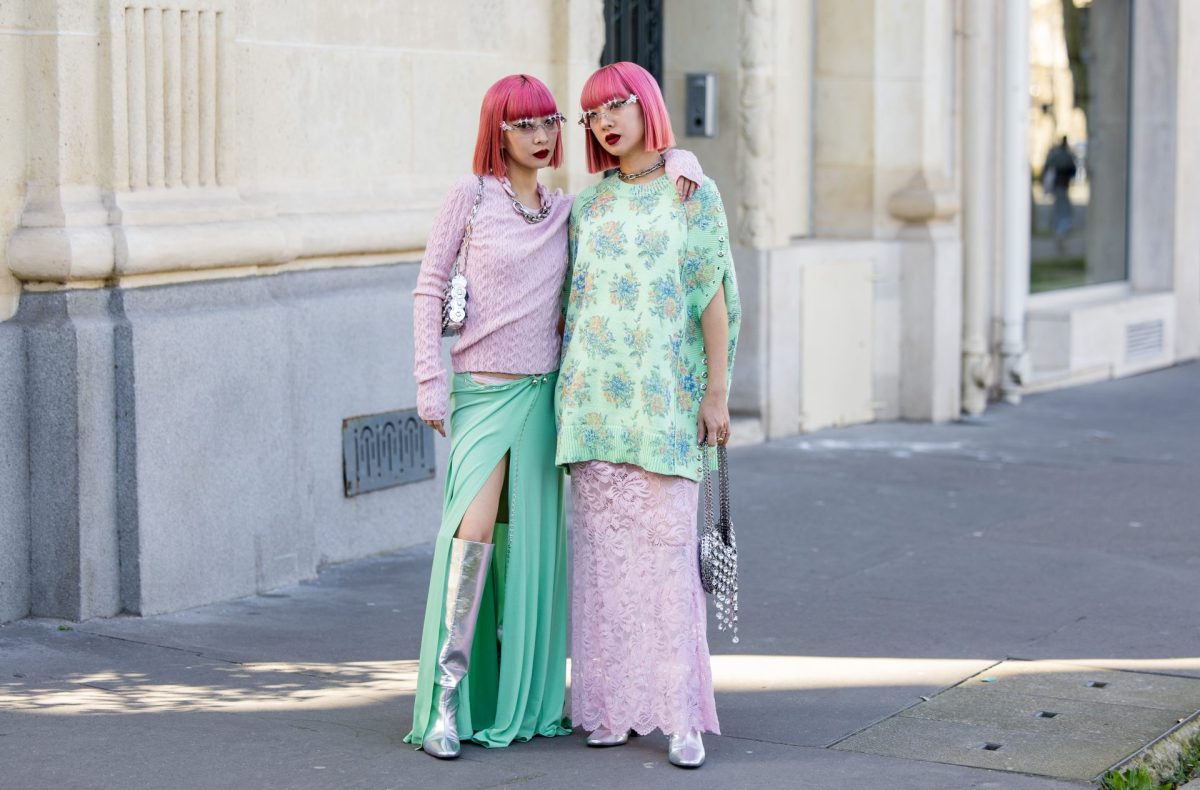Zwei Frauen mit pinken Haaren und rosa-grünem Outfit.