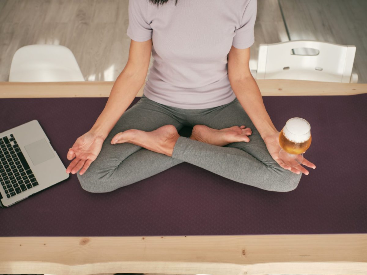 Von Bier-Yoga bis Ziegen-Yoga: 7 skurrile Yoga-Stile, die du bestimmt noch nicht kennst