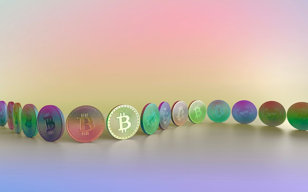 Ein pastellfarbenes, mehrfarbiges Bild einer zweifarbigen Münze mit Bitcoin-Symbol, angeordnet in einer Reihe oder Kette entlang einer Kurve vor einem mehrfarbigen Hintergrund.