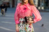 Frau mit pinker Bluse