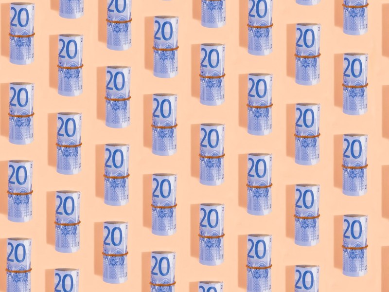 Zwanzig-Euro-Banknoten auf beigen Hintergrund.