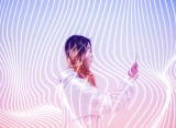 Frau mit Mobiltelefon im holografischen Hintergrund