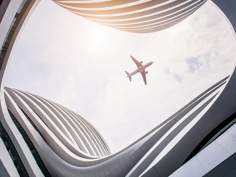 Eine Flugzeug am Himmel.