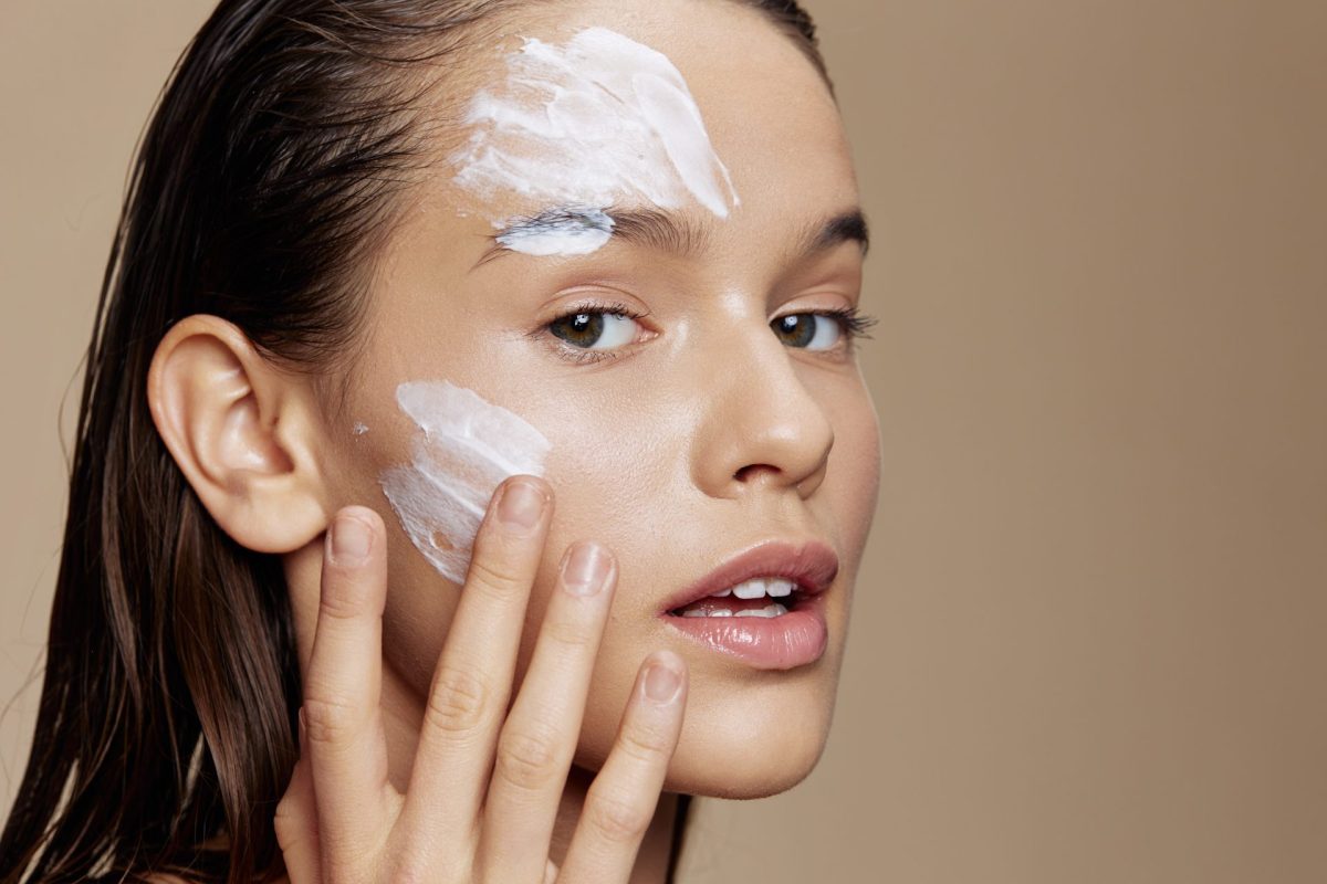 Frau mit Sonnencreme