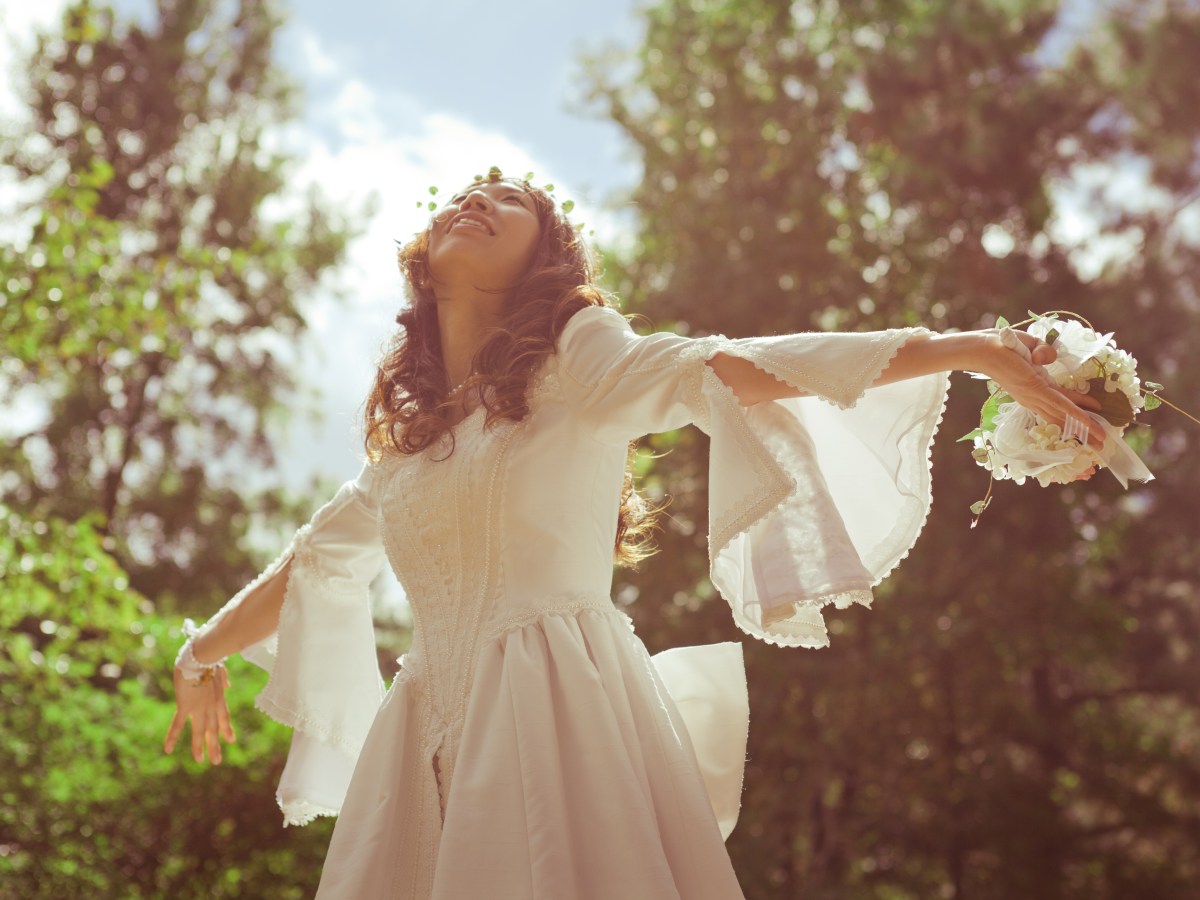 Summer Bride, but make it cool: Diese Brautmoden-Trends 2025 lassen dich nicht ins Schwitzen kommen