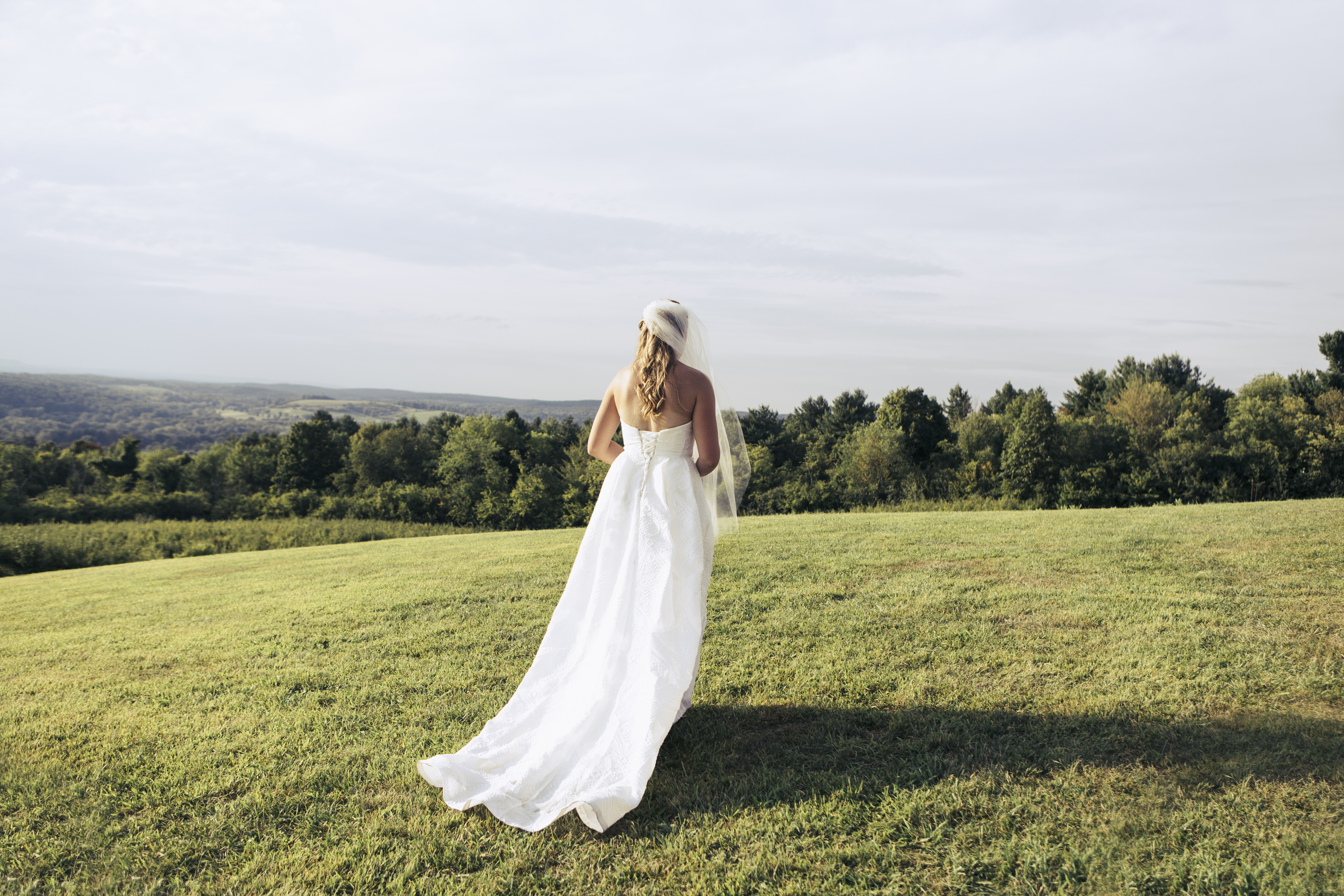 Standesamt-Brautkleider-2025-Diese-Modelle-sind-schlicht-modern-total-im-Trend
