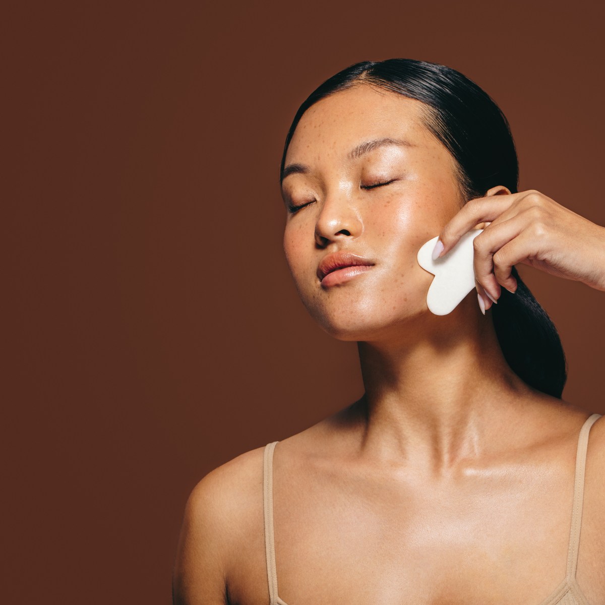 Face Taping, Gua Sha & Co.: Was wirklich funktioniert – und was nur Hype ist