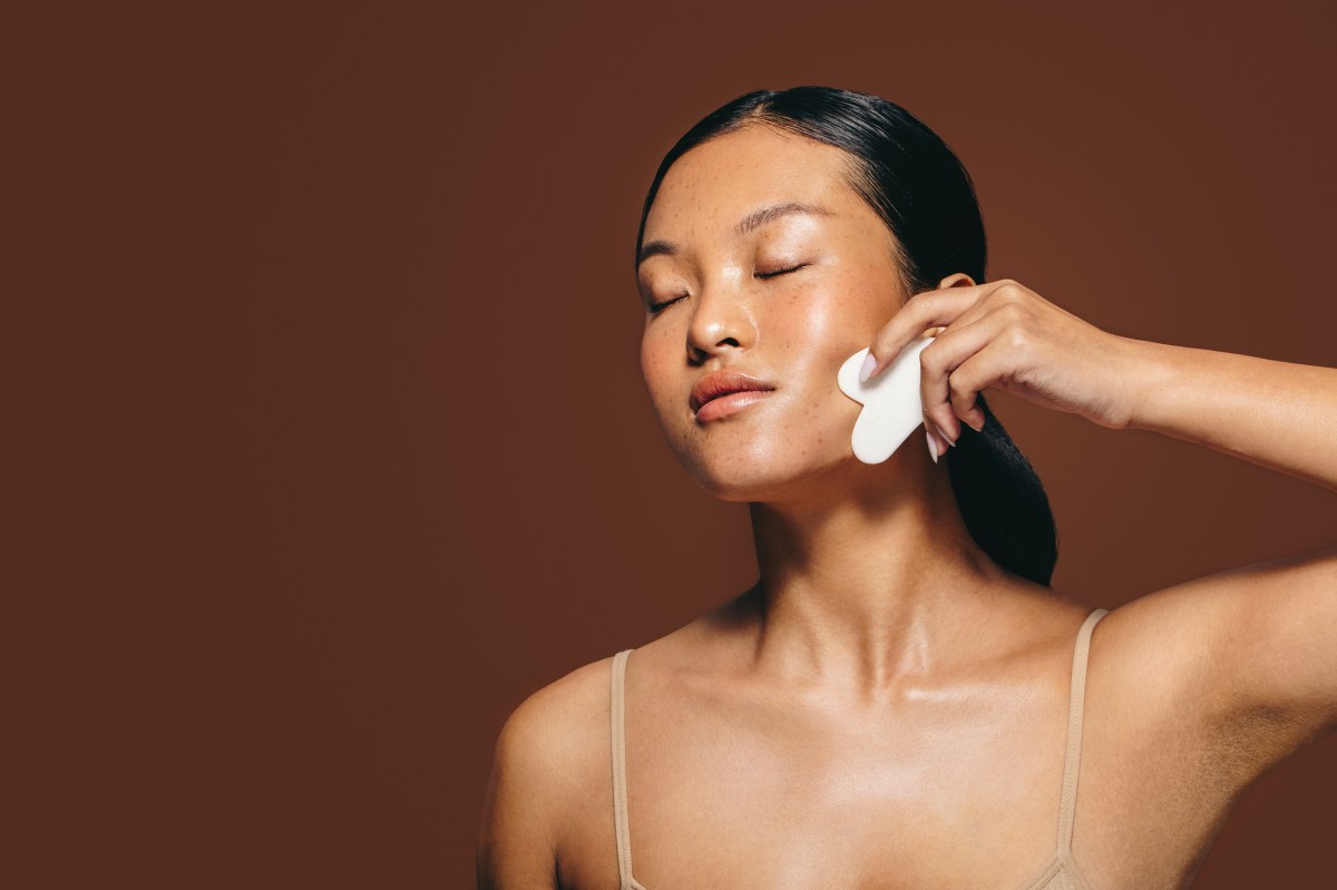 Frau benutzt Gua Sha