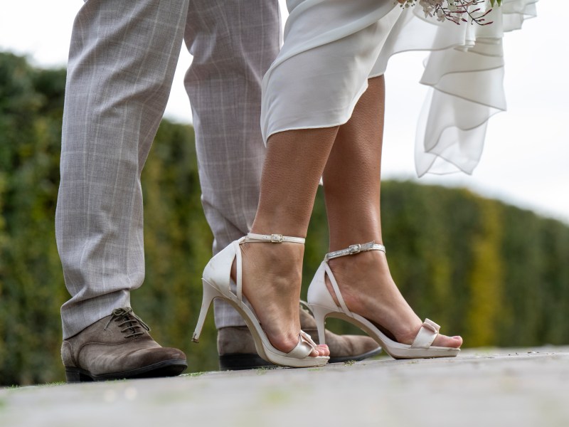 Brautpaar zeigt seine Schuhe