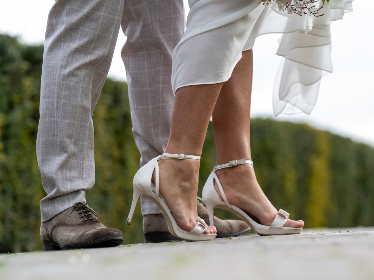Brautpaar zeigt seine Schuhe